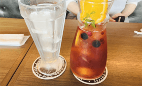 テーブルに置かれたドリンクとコースター