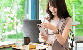 料理をスマートフォンで撮影する様子